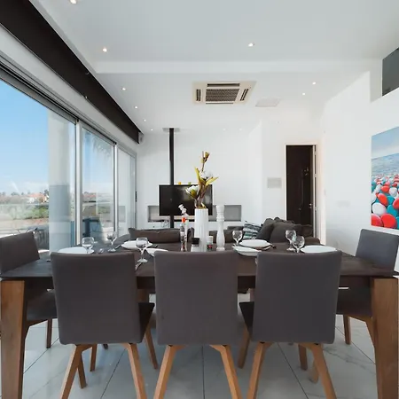 Seaside Luxury With Heated Pool Сasa de vacaciones