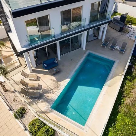 Seaside Luxury With Heated Pool Ferienhaus Paralimni