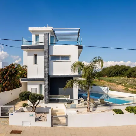 Seaside Luxury With Heated Pool Paralimni