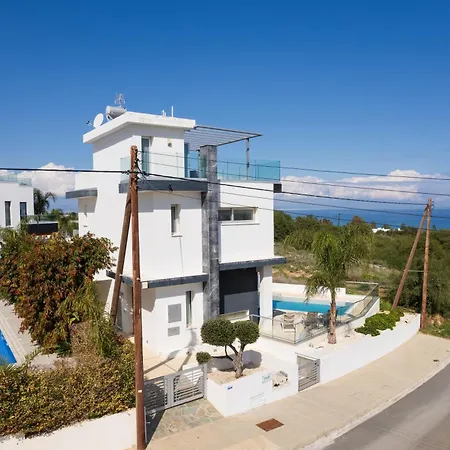 Seaside Luxury With Heated Pool Ferienhaus