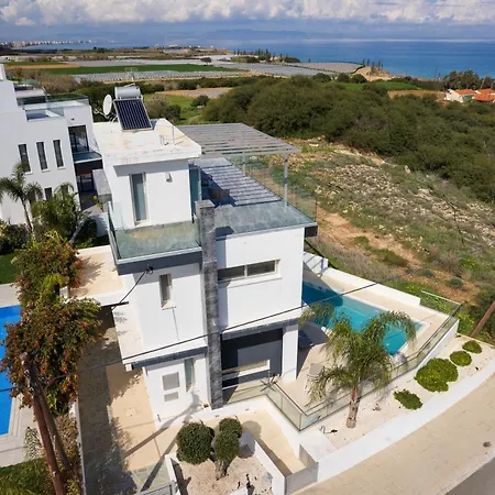 Сasa de vacaciones Seaside Luxury With Heated Pool Paralimni