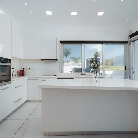 Seaside Luxury With Heated Pool Paralimni