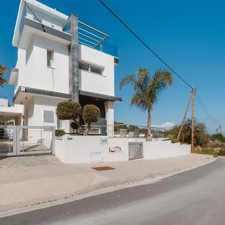 Сasa de vacaciones Seaside Luxury With Heated Pool Paralimni