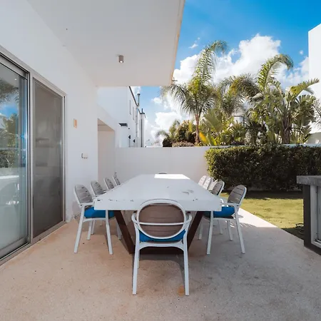 Seaside Luxury With Heated Pool Ferienhaus Paralimni