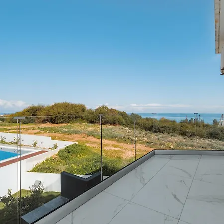 Ferienhaus Seaside Luxury With Heated Pool Paralimni