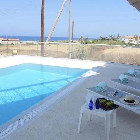 Seaside Luxury With Heated Pool Paralimni