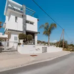 Сasa de vacaciones Seaside Luxury With Heated Pool Paralimni