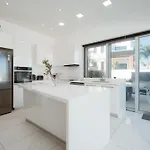 Сasa de vacaciones Seaside Luxury With Heated Pool Paralimni