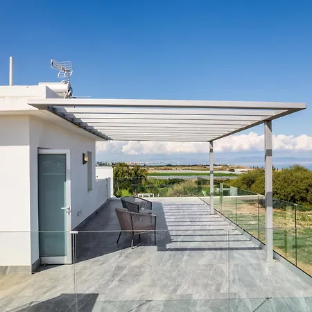Seaside Luxury With Heated Pool Paralimni