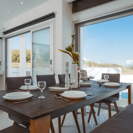 Dom wakacyjny Seaside Luxury With Heated Pool
