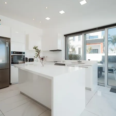 Dom wakacyjny Seaside Luxury With Heated Pool Paralimni