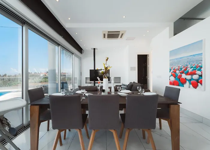 Seaside Luxury With Heated Pool 別荘