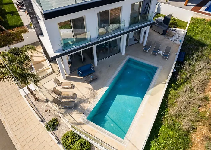 Seaside Luxury With Heated Pool 別荘 パラリムニ