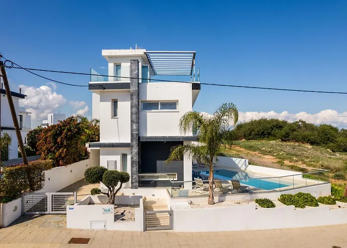 Seaside Luxury With Heated Pool パラリムニ