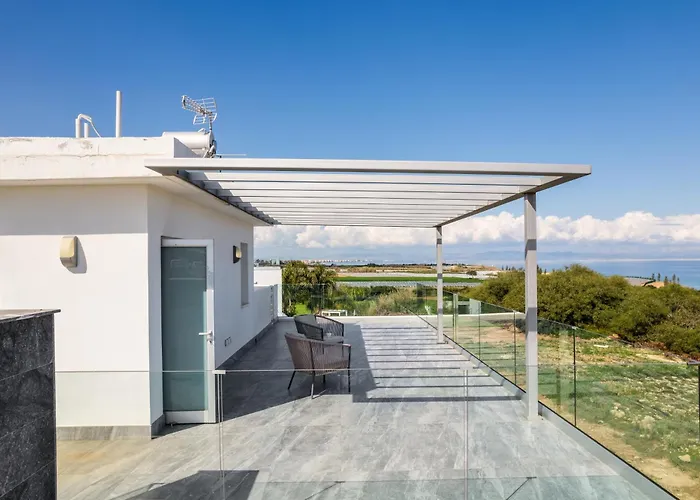 Seaside Luxury With Heated Pool Paralimni