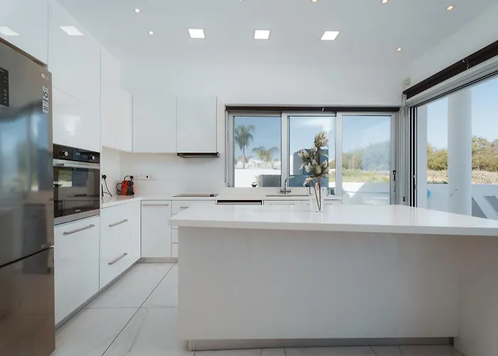 Seaside Luxury With Heated Pool Paralimni