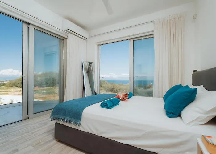 Seaside Luxury With Heated Pool 別荘 パラリムニ