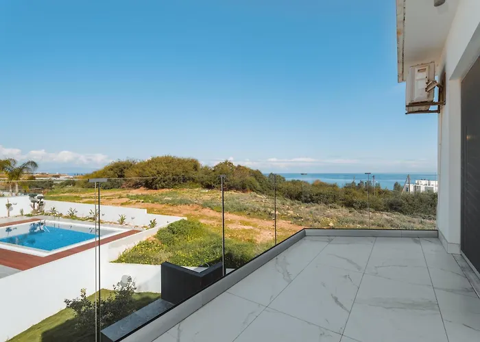 בית נופש Seaside Luxury With Heated Pool פאראלימני