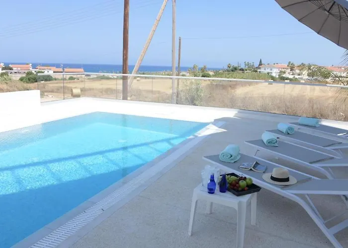 Seaside Luxury With Heated Pool パラリムニ